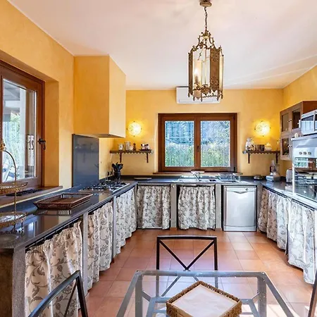Villa Stunning Lakefront In *
