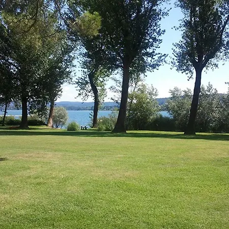 Βίλα Stunning Lakefront In *